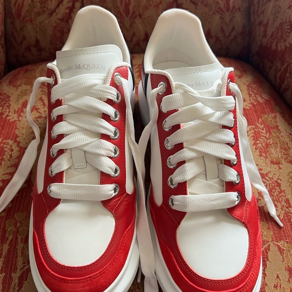 Alexander McQueen Men’s Oversized Sneaker in Black/White/Red - Picture 2 of 5